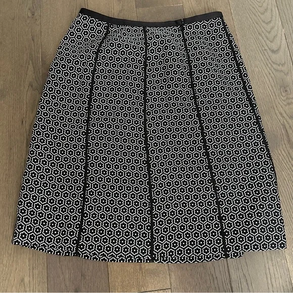 Ann Taylor Black and White Flower Print 100% Silk Skirt Size 8 - Picture 3 of 4